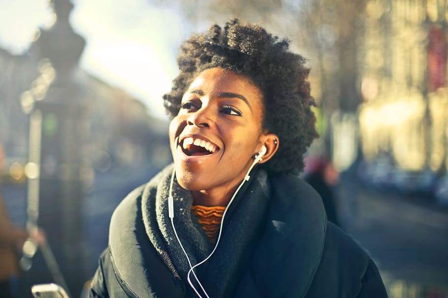 cheveux bouclés différents des cheveux frisés